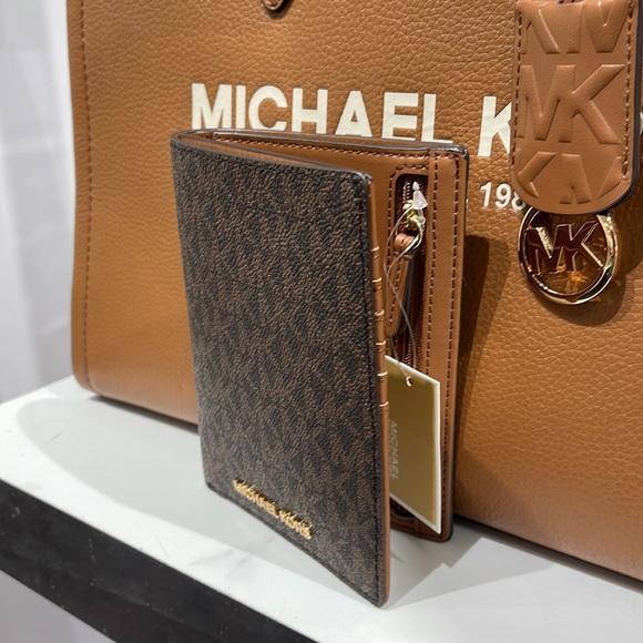 Michael Kors Jet Set Travel Passport Wallet
Brown Signature/Golden-Tone NWT - Picture 11 of 16